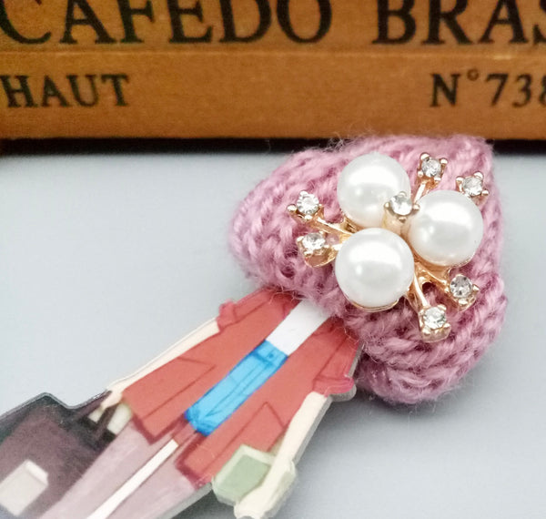 Spilla con modella fashion e cappellino il lana con perle