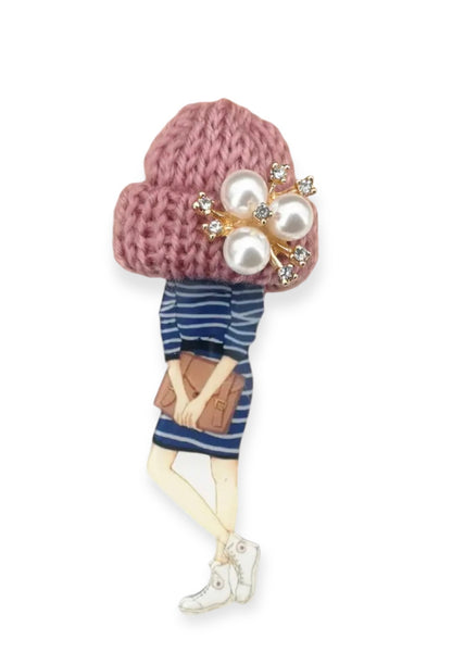 Spilla con modella fashion e cappellino rosa con perle