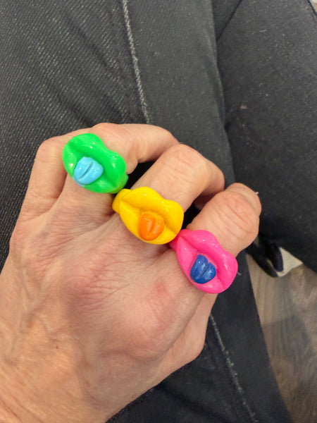 Anello kiss linguaccia resina l’anello sceglie dove andare vari colori