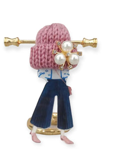 Spilla con modella fashion e cappellino in lana rosa con perle