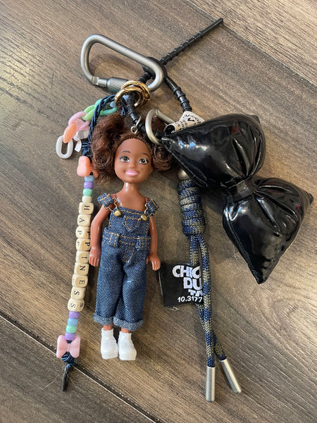 Pimp your Bag Keychain charms per borsa e portachiavi Barbie Shelly castana riccia con salopette jeans