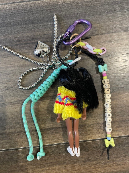 Pimp your Bag Keychain charms per borsa e portachiavi Barbie Shelly mogano con maglioncino giallo