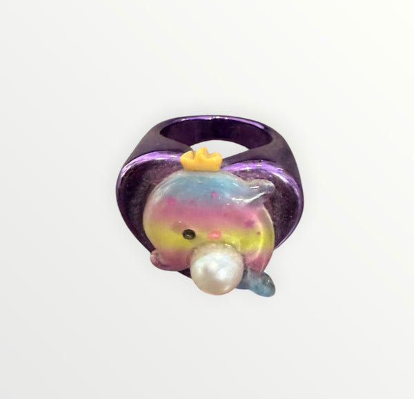 Anello resina metallizzato vari colori  con delfino con perla