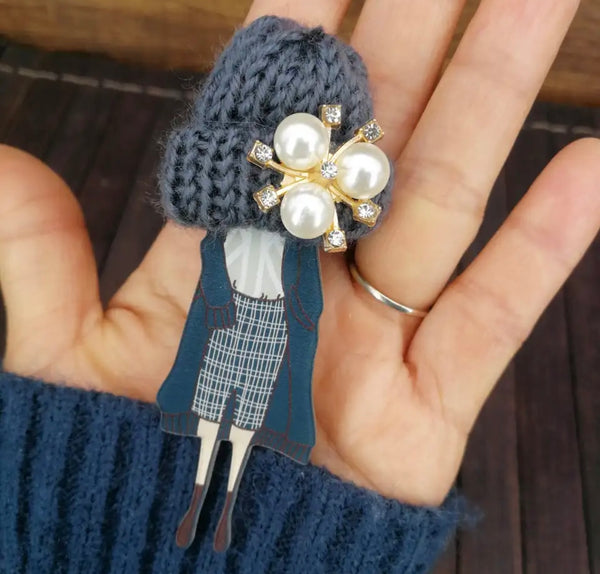 Spilla con modella fashion e cappellino in lana grugio antracite con perle