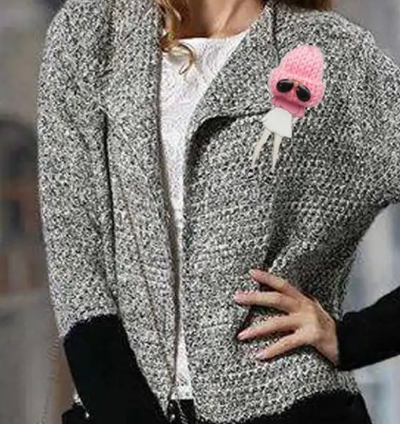 Spilla con modella fashion e cappellino in lana rosa con perle