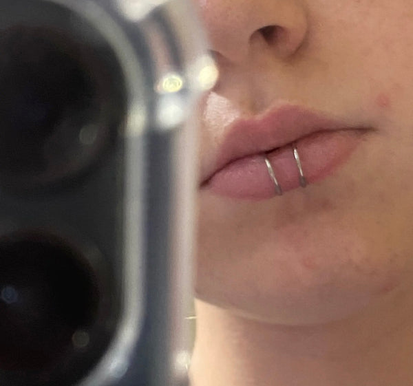 Face jewels Labret Orecchino per labbro gioielli per il viso  
Doppio anello  clip non serve
avere il buco due varianti colore