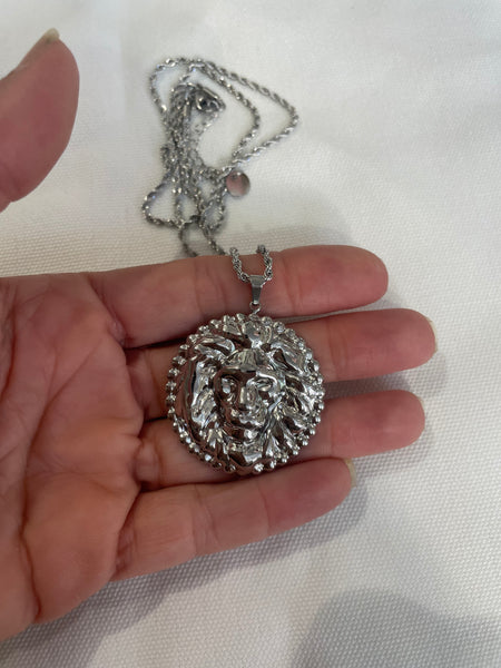Collana medaglione con Leone due varianti colore