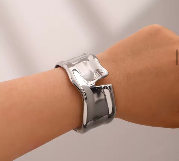 Bracciale manetta con taglio due  varianti colore
