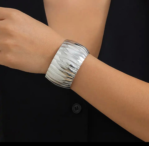 Bracciale manetta Dafne rigato due varianti colore