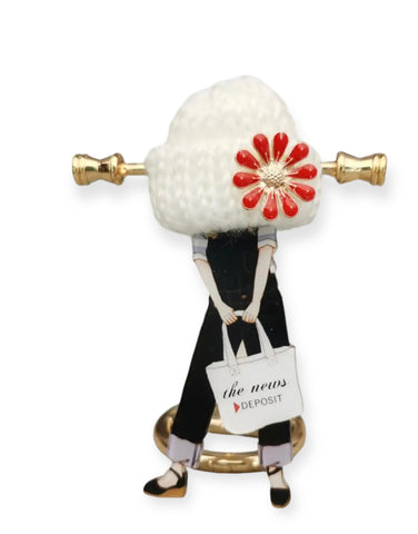 Spilla con modella fashion e cappellino in lana panna con fiore