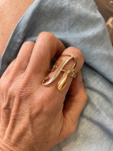 Anello regolabile lettera So Glamour due varianti colore
