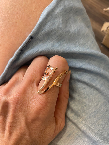 Anello regolabile lettera So Glamour due varianti colore