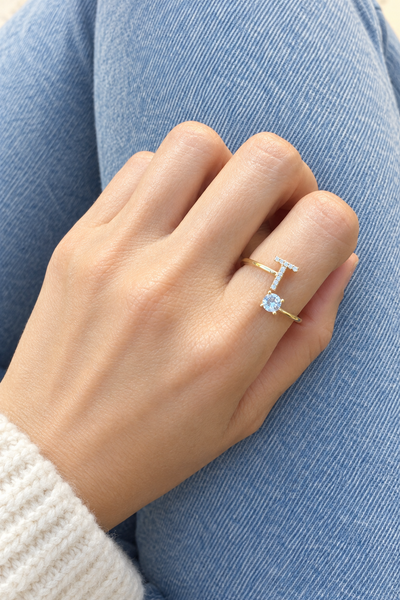 Anello lettera iniziale e punto luce regolabile