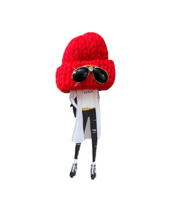 Spilla con modella fashion e cappellino in lana Rosso con occhiali da sole