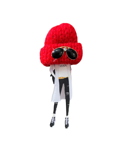 Spilla con modella fashion e cappellino in lana Rosso con occhiali da sole