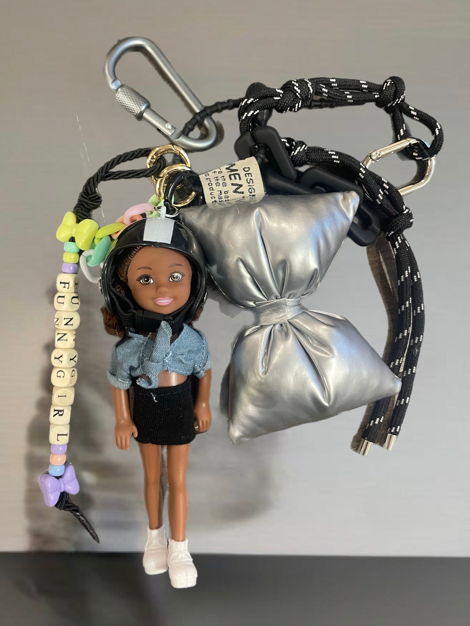 Pimp your Bag Keychain charms
per borsa e portachiavi Barbie
Shelly capelli castani casco nero con stella