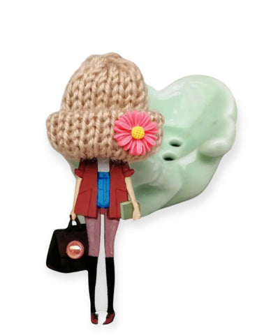 Spilla con modella fashion e cappellino in lana rosa con fiore