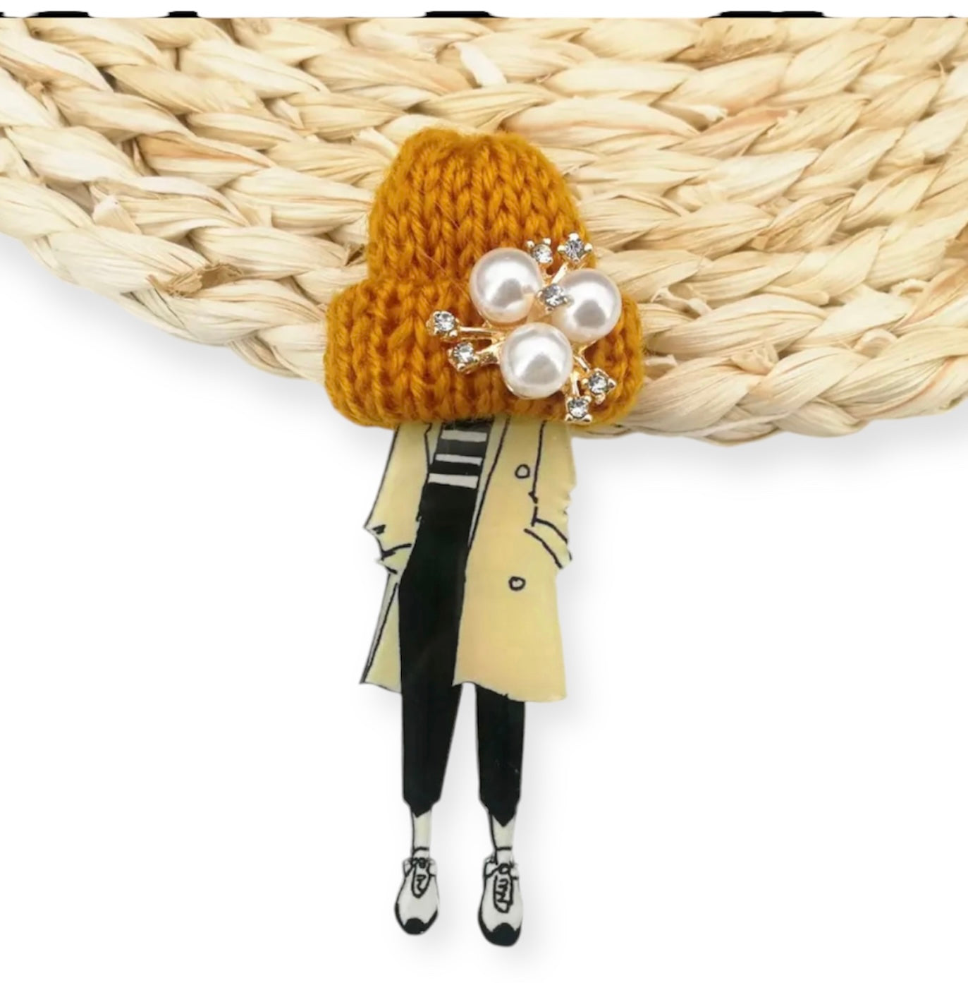 Spilla con modella fashion e cappellino in lana ocra con perle
