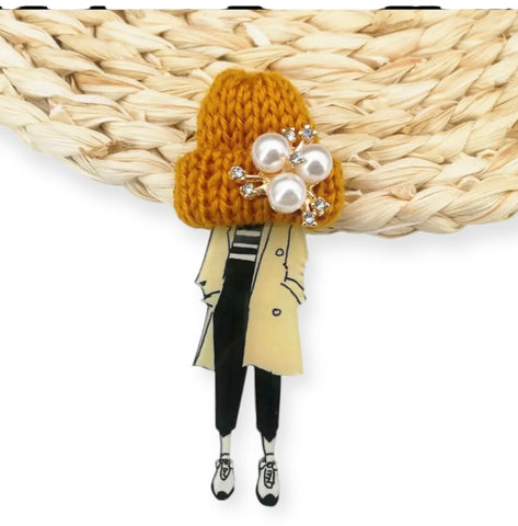 Spilla con modella fashion e cappellino in lana ocra con perle