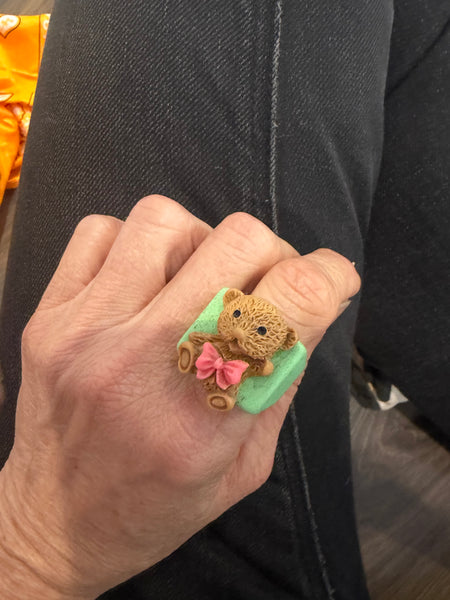 Anello resina orsacchiotto teddy con fiocco vari colori