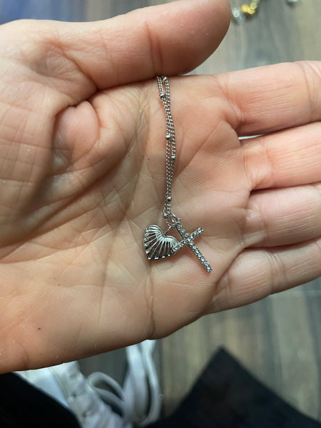 Collana con cuoricino e croce con zirconi due varianti colore