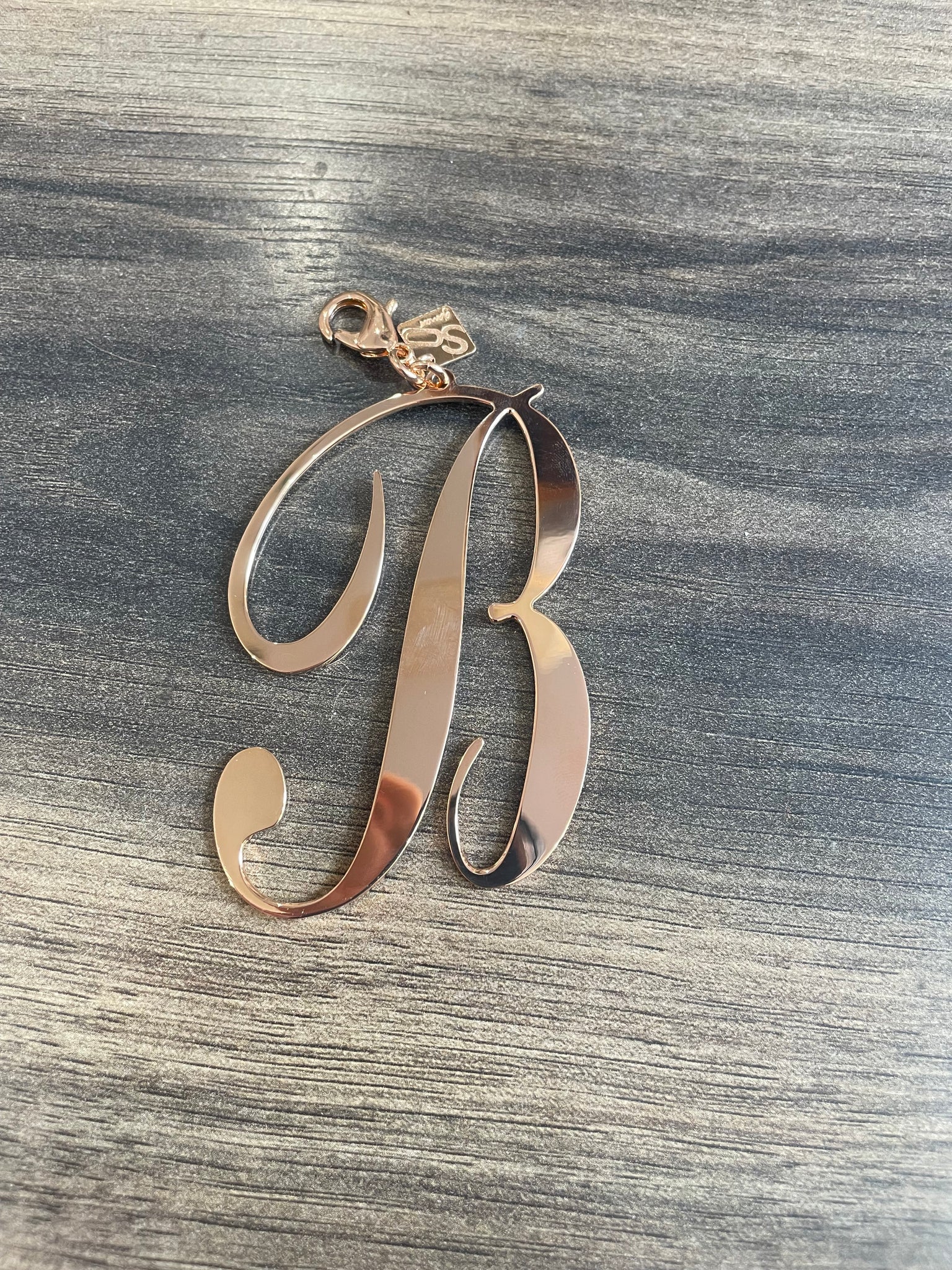 Ciondolo grande lettera per collana  so glamour due varianti colore varie lettere cordino in pelle in omaggio