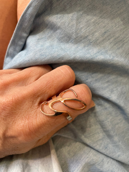 Anello regolabile lettera So Glamour due varianti colore