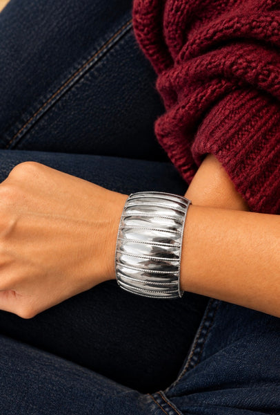 Bracciale manetta Dafne rigato due varianti colore