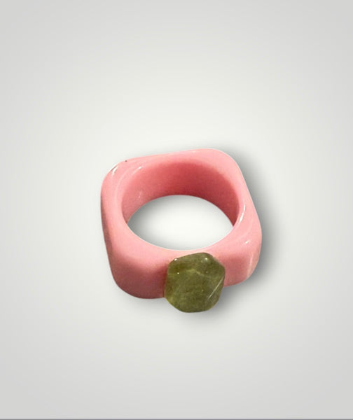 Anello resina fascia quadrata con pietra  l’anello sceglie dove andare vari colori