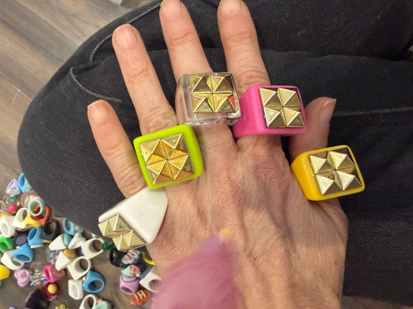 Anello resina borchie piramide vari colori