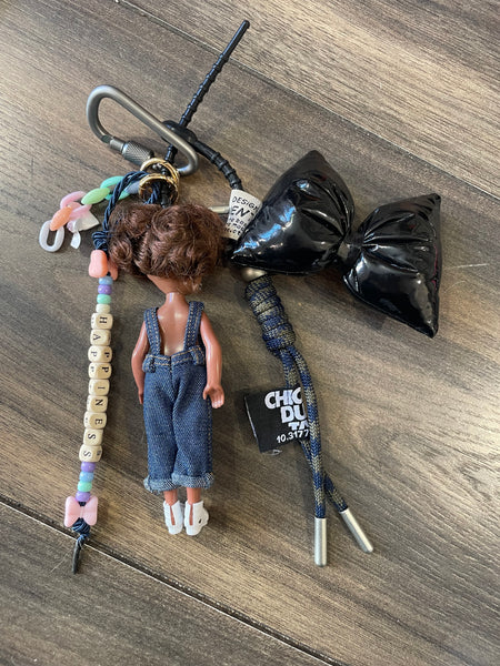Pimp your Bag Keychain charms per borsa e portachiavi Barbie Shelly castana riccia con salopette jeans