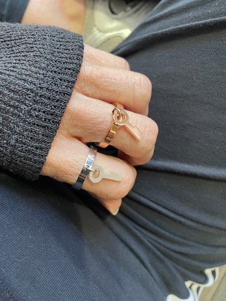Anello regolabile So glamour chiavetta due varianti colore