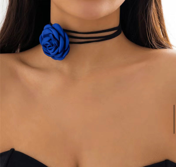 Collana collarino laccio lungo con camelia vari colori