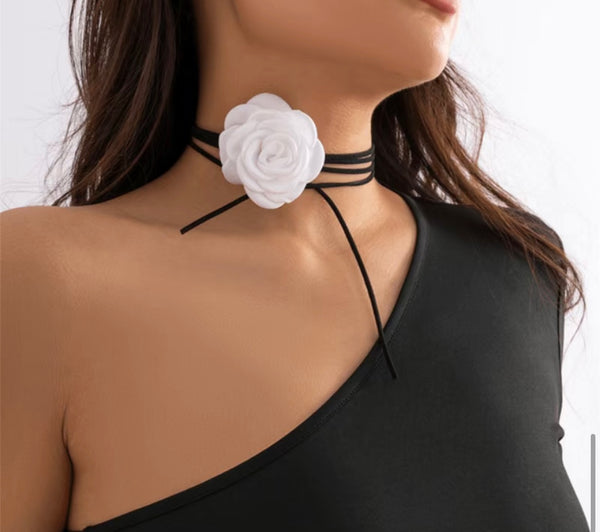 Collana collarino laccio lungo con camelia vari colori