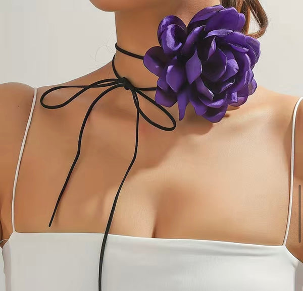 Collana collarino laccio lungo con fiore