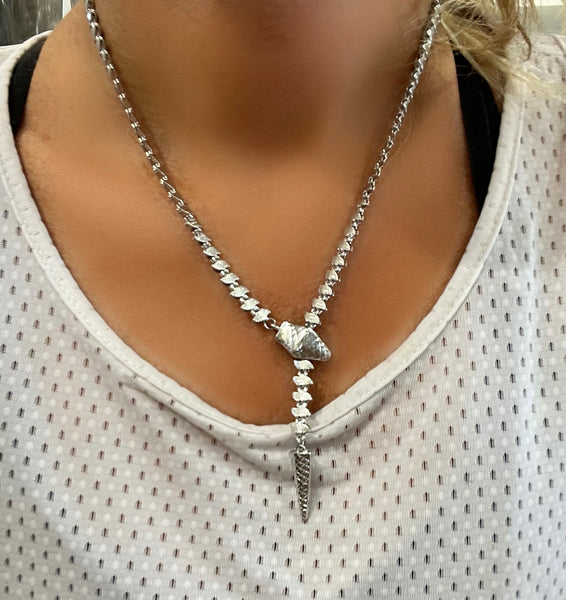 Collana serpente lavorato regolabile due varianti colore
