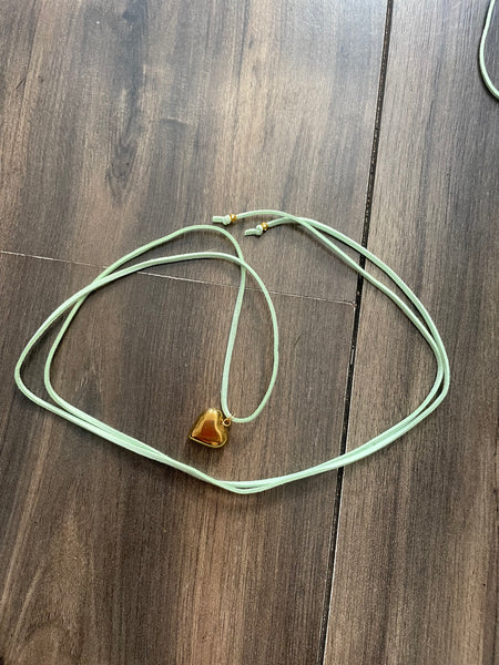 Collana collarino laccio vari colori camoscio cuore puff grande