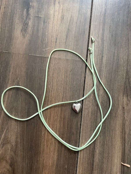 Collana collarino laccio vari colori camoscio cuore puff grande