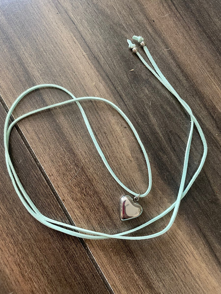 Collana collarino laccio vari colori camoscio cuore puff grande