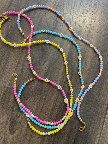 Collana vari colori pietrine colorate e margherite