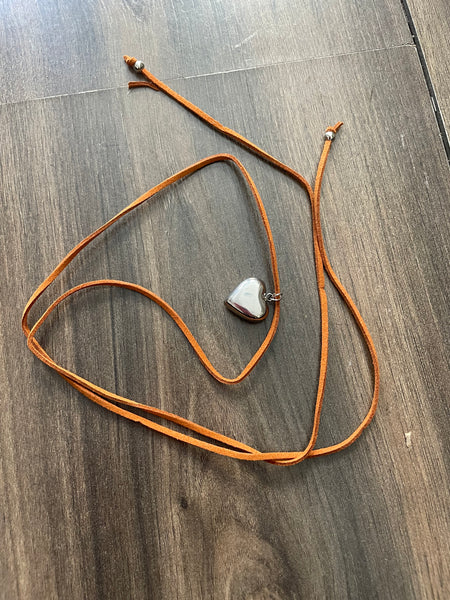 Collana collarino laccio vari colori camoscio cuore puff grande