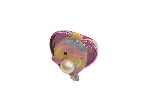 Anello resina metallizzato vari colori  con delfino con perla