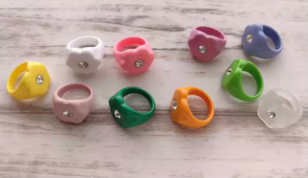 Anello resina forma fiore con cristallo punto luce