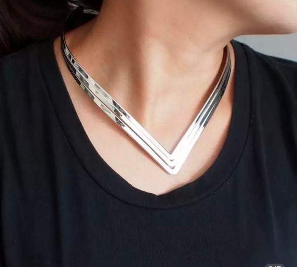 Collana rigida wonder woman triangolo a V due varianti colore