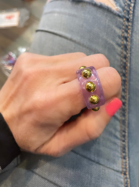 Anello resina con  borchie
