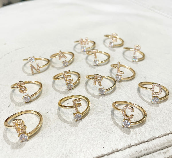 Anello lettera iniziale e punto luce regolabile