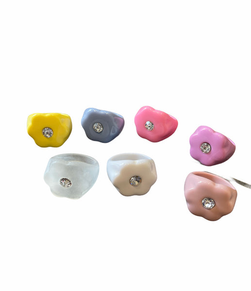 Anello resina forma fiore con cristallo punto luce