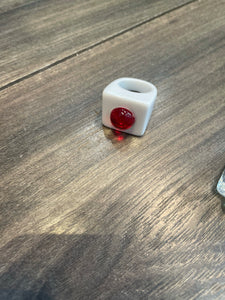 Anello resina con pois l’anello sceglie dove andare