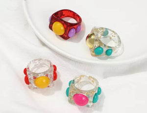 Anello resina borchie colorate l’anello sceglie dove andare