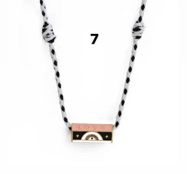 Collana amuleto turco cilindrico con cordino in vari colori